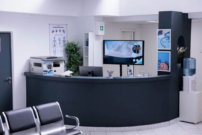 歯医医院向けのデジタルサイネージが話題！活用法からおすすめ３選まで紹介！